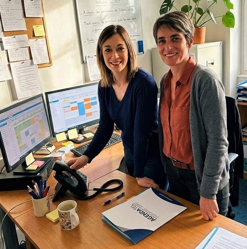 Fanny et Karine, call managers d'Agenda Tel, au poste de supervision téléphonique devant l'agenda du cabinet